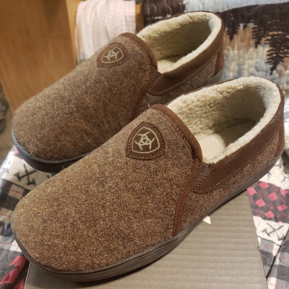 ARIAT MENS LINCOLN SLIPPERS SZ 8